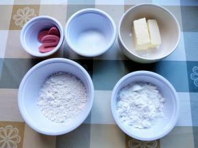 准备好材料，如果有糖粉更好。我家没有糖粉，所以用的细砂糖。