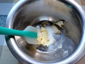 黄油软化到轻轻一压就出痕，加入细砂糖，用刮刀拌匀，然后放一边几分钟，先来处理巧克力。