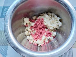 然后加入巧克力碎，用手捏合。注意不要使劲揉。