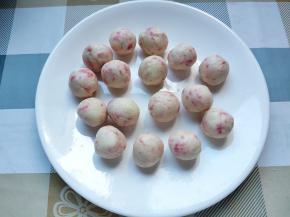 将面团平均分成16份。空气炸锅180度预热5分钟。