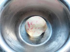 能够捏成一个球就行，静置5分钟。如果太干，成不了团，可以加一点点水或牛奶。