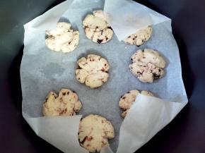 空气炸锅180度烤20分钟。一次做不完的，剩下的小面团最好放冰箱冷藏一下，室温太高，黄油容易融化。