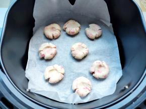 取一个小球，轻轻搓圆，在手掌上轻轻压一下，然后用大姆指按扁。