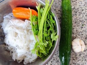 准备原材料魔芋、黄瓜、胡萝卜、蒜、香菜