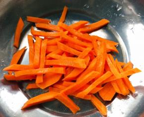 胡萝卜也是同样切成小细条