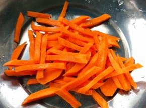 胡萝卜也是同样切成小细条