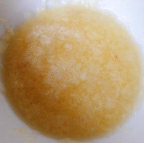 蒜去皮洗净捣成蒜泥