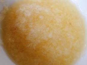 蒜去皮洗净捣成蒜泥