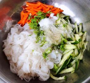 放入调味料糖、葱、蒜泥、盐、味精