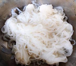 处理好的魔芋洗净沥干水份