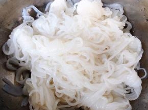 处理好的魔芋洗净沥干水份