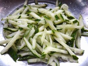 黄瓜切成小细条