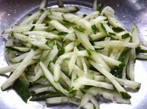 黄瓜切成小细条