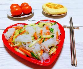 黄瓜胡萝卜凉拌魔芋装入盘中搭配小油饼和水果一起吃太棒了