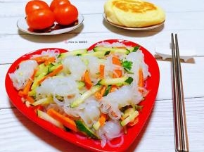 黄瓜胡萝卜凉拌魔芋装入盘中搭配小油饼和水果一起吃太棒了