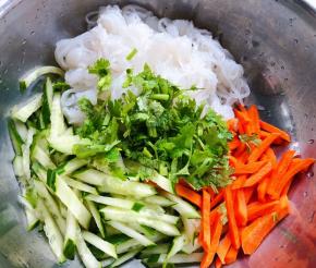 魔芋、黄瓜、胡萝卜、香菜和小段放入容器中