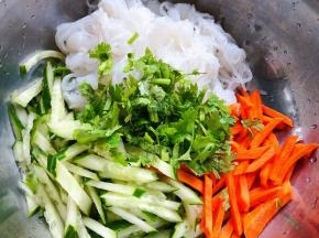 魔芋、黄瓜、胡萝卜、香菜和小段放入容器中