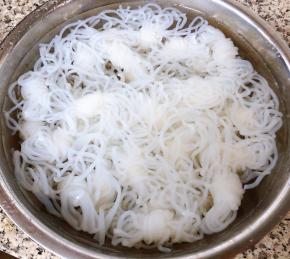 焯好水的魔芋立即放入冷水中过凉