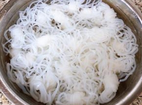 焯好水的魔芋立即放入冷水中过凉