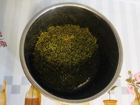 取半碗绿豆清洗干净，放入电压力锅内胆中！