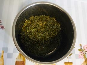 取半碗绿豆清洗干净，放入电压力锅内胆中！