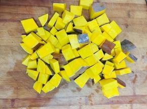 南瓜洗净切成小块备用！