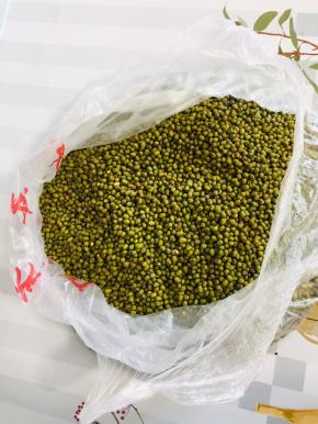 买回来的绿豆，装在袋子里直接放进冰箱冷冻保存，这样做出来的绿豆汤颜色好看，也更容易煮烂，而且不用担心绿豆会生虫啦！