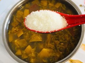 待电压力锅气压阀落下来，打开盖子，放入4勺白糖搅拌至融化l