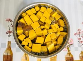 放入南瓜块，加入适量的清水！