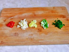 葱姜蒜辣椒去皮洗净切好。