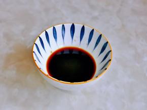 取一小碗，加入酱油，料酒，蚝油搅拌均匀。