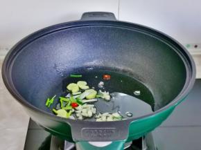 起油锅，加入葱姜蒜煸炒。