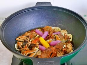 加入芝士年糕，加入一小碗纯净水，盖上盖子烧开后转中小火，焖煮10分钟，时间也可以自己掌握，熟透即可。