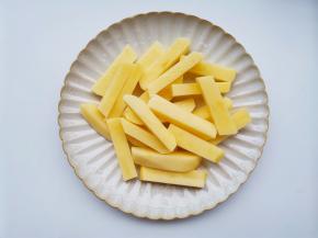 土豆去皮切条。