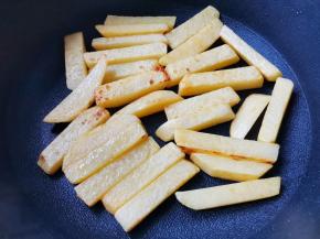 再放入土豆条，煎至两面金黄，