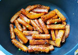 翻拌均匀，撒上葱花。