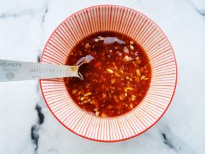 先调酱汁：碗中加1勺蒜末，1勺番茄酱，2勺蒜蓉辣椒酱，3勺生抽，2勺陈醋，1勺蚝油，半勺白糖，3勺清水拌匀。