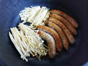 金针菇洗干净去根撕小条，锅中放油小火把 香 肠和金针菇煎熟。