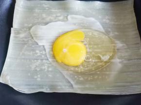 锅中再刷油，小火放冷面煎至变软，打入鸡蛋刷匀，