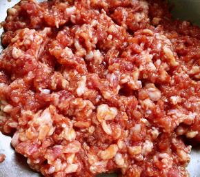 准备好新鲜的猪肉馅放入一品鲜酱油和蚝油搅拌均匀盖上保鲜膜放入冰箱冷藏煨制半小时入味