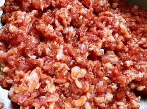 准备好新鲜的猪肉馅放入一品鲜酱油和蚝油搅拌均匀盖上保鲜膜放入冰箱冷藏煨制半小时入味
