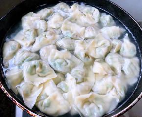 锅中烧开水放一点点盐放入馄饨大火煮开煮至馄饨飘浮上来鼓肚即可