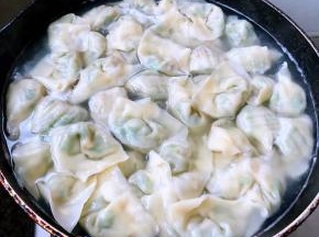 锅中烧开水放一点点盐放入馄饨大火煮开煮至馄饨飘浮上来鼓肚即可