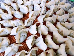 包好的三鲜馄饨依次摆好看着太可爱了