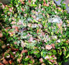 放入韭菜同时放入油和香油搅拌均匀再放盐和味精拌匀入味这样韭菜不易下汤比较好包