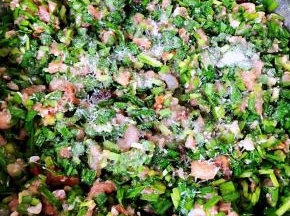 放入韭菜同时放入油和香油搅拌均匀再放盐和味精拌匀入味这样韭菜不易下汤比较好包