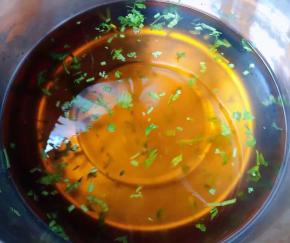 锅中添加适量清水烧开放入一品鲜酱油、蚝油、香油、盐、味精、香菜碎调味均匀馄饨汤就做好了