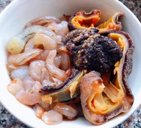 虾去皮和虾头海参处理干净洗净沥干水份