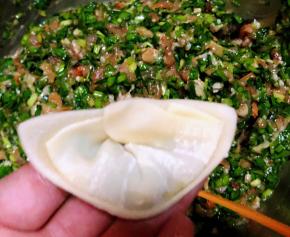 馄饨皮两侧蘸一点点水后对折捏实即可