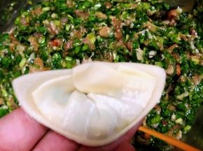 馄饨皮两侧蘸一点点水后对折捏实即可